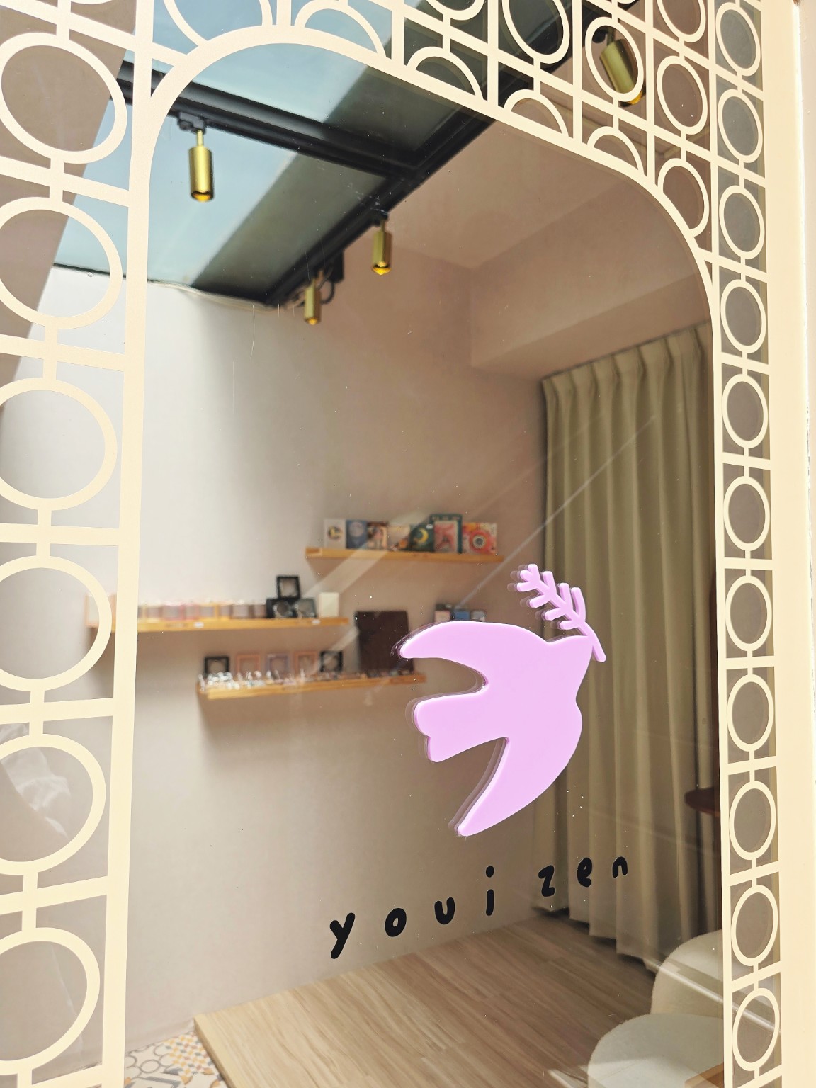 Youi Zen 櫥窗,原創小鳥標誌與店內商品陳列